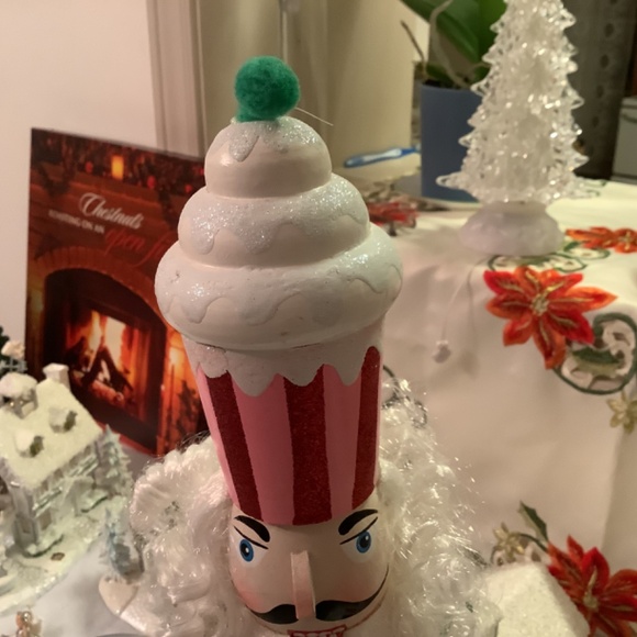 Candy cane nutcracker - Picture 7 of 7